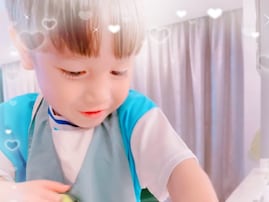 「2人共にそっくり」平愛梨、美形な三男と親子でクッキング！ 「可愛いミニシェフ姿癒されました」