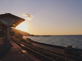 秋に行きたい「愛媛県の絶景ドライブスポット」ランキング！ 2位「下灘駅周辺ルート」、1位は？