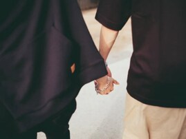 山本舞香＆Hiro、28歳誕生日にラブラブ手つなぎショット公開「涙が出そうになりました」「ステキすぎる」