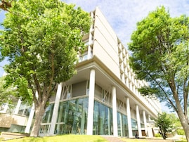 「有名企業への就職実績が豊富」だと思う日本の大学ランキング！ 2位は「慶應義塾大学」、1位は？