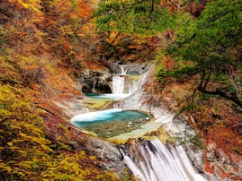秋に行きたい「山梨県の穴場秘境」ランキング！ 2位「七ツ釜五段の滝」、1位は？ 【2025年度調査】