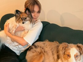 「犬がオシャレすぎる」イケメン俳優、愛犬2匹との“家族”ショット公開！ 「みんなイケメン」