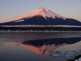 【山梨県】「富士山を眺めながら露天風呂…」絶景の「山中湖温泉」の魅力とは？ 週末のリフレッシュに
