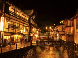 【山形県】「ジブリの世界観…」大正ロマン漂う「銀山温泉」の魅力とは？ 1度は見たい絶景地