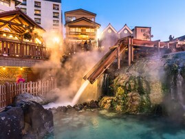 【群馬県】「1人旅にも安心」泉質が圧倒的な「草津温泉」の魅力とは？ 湯畑と温泉街でたっぷり楽しめる