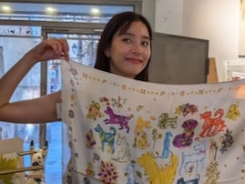 新木優子、『アナザースカイ』スペイン撮影のオフショット公開「キリンの隣だと尚更小顔が引き立ってる！」