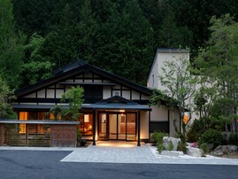 【楽天トラベルセール】「天然温泉　阿智　星降りの宿　やま星　ｈｏｔｅｌ＆ｇｌａｍｐ　ＹＡＭＡＢＯＳＨＩ」が今だけ特別価格に！ 満天の星空と天然温泉を楽しめる癒しの宿【10月24日】