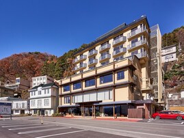 【楽天トラベルセール】「逆さ富士を望む湖畔の絶景宿 湖楽おんやど富士吟景」が今だけ特別価格に！ 逆さ富士も望める絶景宿【10月24日】