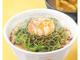 松屋「ネギたっぷり旨辛ネギたま牛めし」が今だけ割引価格に！ とろりとした半熟たまごとソースがたまらない逸品【10月25日のLINEクーポン】