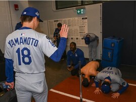 完投後の山本由伸に土下座する選手たち！ 「仕掛けたのはショーヘイでしょうねw」「山本教祖じゃん笑」