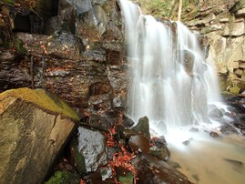福島県で「秋に行きたい滝」ランキング！ 2位「八流の滝」を抑えた1位は？【2025年調査】