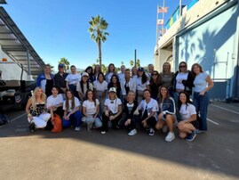 真美子さん、ついに最前列に！ ドジャース夫人会の集合ショットに登場「真美子さん今日は座ってる」