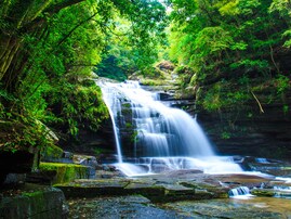 長崎県で「秋に行きたい滝」ランキング！ 2位「つがね落しの滝」を抑えた1位は？【2025年調査】