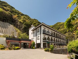 【楽天トラベルセール】「小湊温泉・実入の湯　自家源泉の宿　豊明殿」が今だけ特別価格に！ 穏やかな海を望む老舗の温泉宿【10月31日】