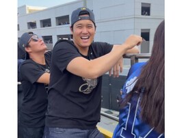 大谷翔平＆真美子さん優勝パレードに登場！ 夫婦そろって祝福モード。背番号17のジャケット着る真美子さん