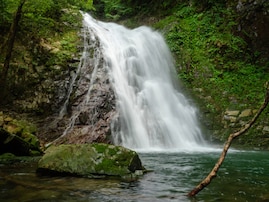 秋に行きたい「広島県の滝」ランキング！ 2位「ふぶきの滝」を抑えた1位は？【2025年調査】