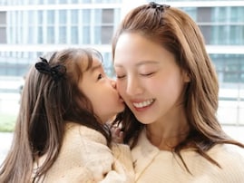 「スタイル良すぎる、ほぼ脚！」元アイドル、親子で美脚際立つ姿に「さすが過ぎるスタイル」「可愛いが止まらない」反響