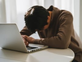 「母親が年金を…」57歳男性、年収450万円。80代の母親＆子2人と実家で同居する“切実な家計事情”