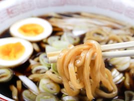 旅先で買いたい「富山県のお土産」ランキング！ 2位「富山ブラック黒醤油らーめん」、1位は？ 【2025年調査】