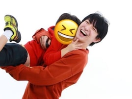 前田公輝、親の還暦祝いで子どもとのツーショット公開！ 「おっきくなりましたね」「ステキなご家族」