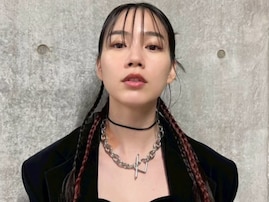 「ケガか何かしたの!?」のん、美脚際立つオフショット公開も心配の声。「足の筋肉がすごい」