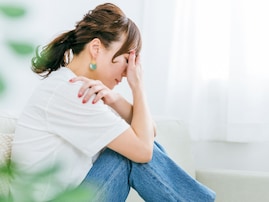 「会話の内容を…」「宅配物はコンビニ受け取り」43歳女性、年収300万円の実家暮らしの実態とは