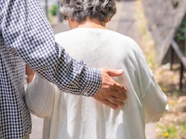 「休日も半分に」53歳男性、年収700万円。要介護2の母親との実家暮らしで“不安視”すること