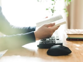 「自分的には仮住まい」46歳・運送業の男性、貯金なし。年金生活の母親と実家に同居するが……