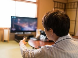 「不都合はない」39歳男性、年収500万円、実家暮らし。両親との同居で「自由になるお金」の使い道は？