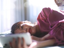 「実家から離れたくない」33歳フリーター女性、年収100万円。“甘えられる”金銭的事情とは？