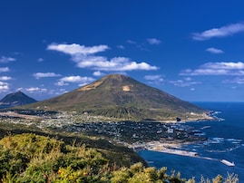 東京都で「外国人観光客におすすめしたい温泉地」ランキング！ 2位「八丈島温泉」、1位は？ 【2025年調査】