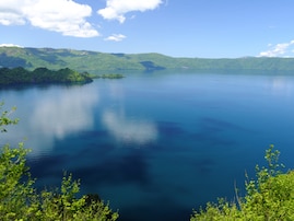 青森県で「外国人観光客にすすめたい温泉地」ランキング！ 2位「十和田湖温泉郷（十和田湖畔温泉）」を抑えた1位は？ 【2025年調査】