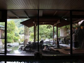 【楽天トラベルスーパーSALE】「長瀞温泉　花のおもてなし　長生館」が誰でも13％オフ！ 岩畳を望む眺望露天が旅情を誘う宿）【12月11日】