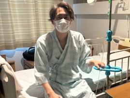 「無事終えました」イケメン俳優、手術成功ショットにねぎらいの声。「ゆっくり休んでください〜！」
