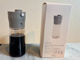 【スリーコインズ】ようやく在庫が復活！ 注ぎとスプレーの2WAYで使える「液体ミニスプレーボトル」