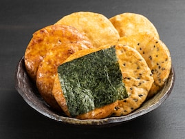 コスパがいいと思う「神奈川県の1200円未満のお土産」ランキング！ 2位「鮎の塩焼きせんべい」を抑えた1位は？【2025年調査】