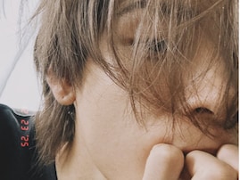 「こんなにかっこいい寝癖初めて見た」人気アイドル、“芸術点高すぎ”寝ぐせショット公開「色気すごい」