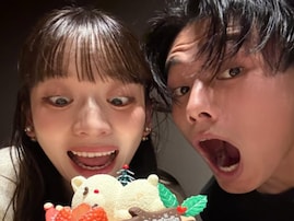「年々イケメン」サッカー日本代表・上田綺世、モデル美人妻とのクリスマスショットに「ビジュ良すぎ」