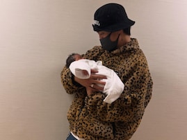 「新年早々たまげた」伊藤健太郎、“新しい家族も増えまして”と赤ちゃんを抱く姿を披露「本当におめでとう」