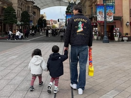 「足長いし子煩悩だし」イケメンバレー選手、子どもたちとのディズニーショットに「かっこよすぎ」の声