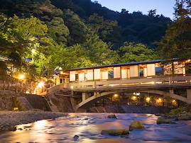 【兵庫県の人気ホテル】「有馬温泉 月光園 游月山荘」は有馬の自家源泉を露天風呂で贅沢に堪能できる