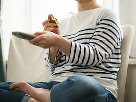 50歳女性、年収300万円、実家を「出たくない」理由。生活費と貯金額はいくら？