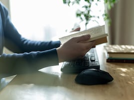 「お金に関する悩みはない」48歳アルバイト男性、年収300万円。両親との実家暮らしは「親への恩返し」