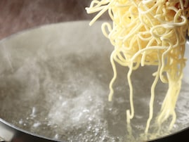 家族に喜ばれそうな「広島県の1000円～1500円未満のお土産」ランキング！ 2位「尾道ラーメン」を抑えた1位は？【2025年調査】