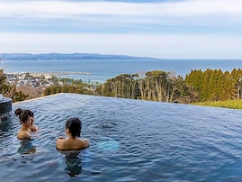 【富⼭県の人気ホテル】「雨晴温泉 磯はなび」は雨宿り伝説が残る「雨晴」に位置する、絶景自慢の温泉旅館