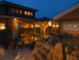 【埼玉県の人気スーパー銭湯】「野天湯元 湯快爽快『湯けむり横丁』みさと」は昭和レトロな街並みが魅力の施設。地下1200メートルから湧き出る天然温泉でリラックス