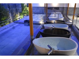 【大阪府の人気スーパー銭湯】「狭山郷温泉 虹の湯 大阪狭山店」は圧巻の大滝を望む展望露天が魅力