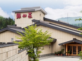 【山形県の人気ホテル】「銀山温泉 仙峡の宿 銀山荘」は「露天寝湯」で夜空を見上げながらリラックスできる