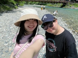 「推しカプです」有名YouTuberの彼女、イチャイチャショットに反響！ 「オシャレやし可愛いしいいカップル」