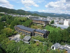 【京都府の人気ホテル】「ホテルハーヴェスト京都鷹峯」は、四季折々の庭園と天然温泉に癒されるリゾート